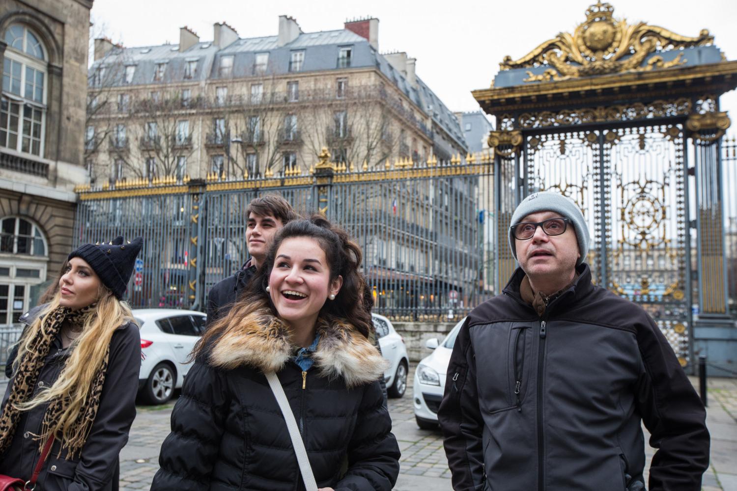 <a href='http://yv.photoinvest.net'>BETVLCTOR伟德登录</a> French Professor Pascal Rollet leads students on a study tour in Paris.